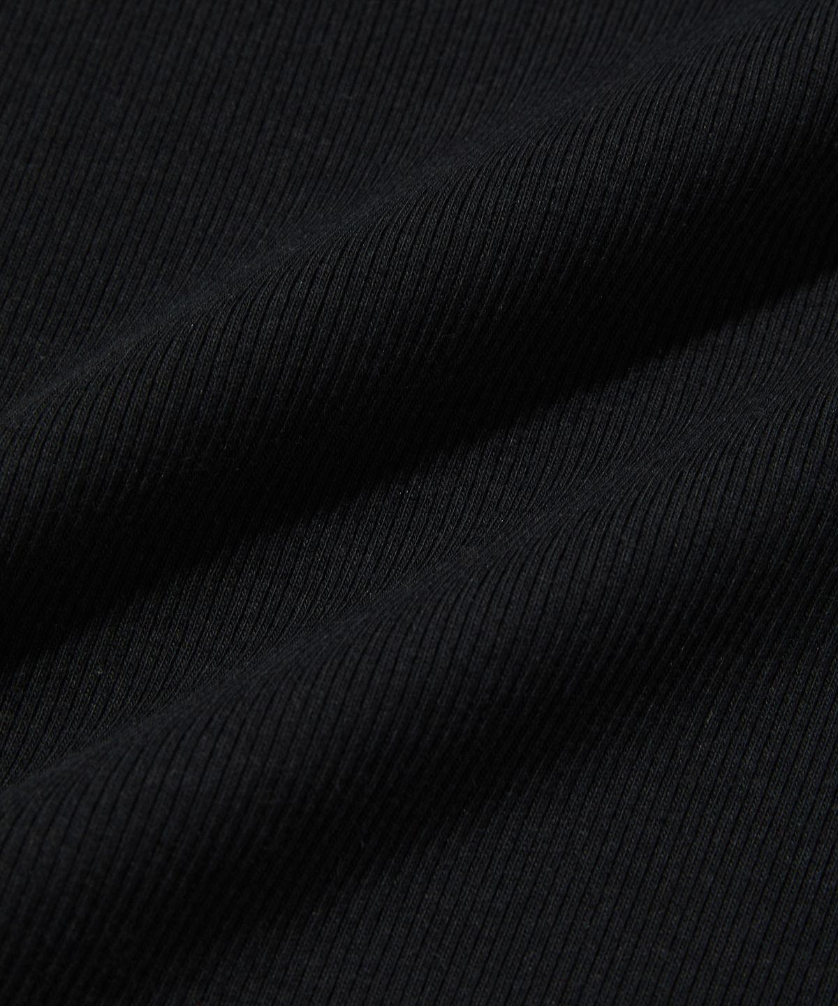 스웨이드(SUADE) STRIPED SHOULDER CROP TEE [BLACK]