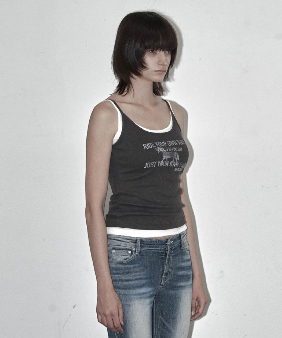 시너진(SYNERJYN) RIDE SLEEVELESS TOP KHAKI CHARCOAL