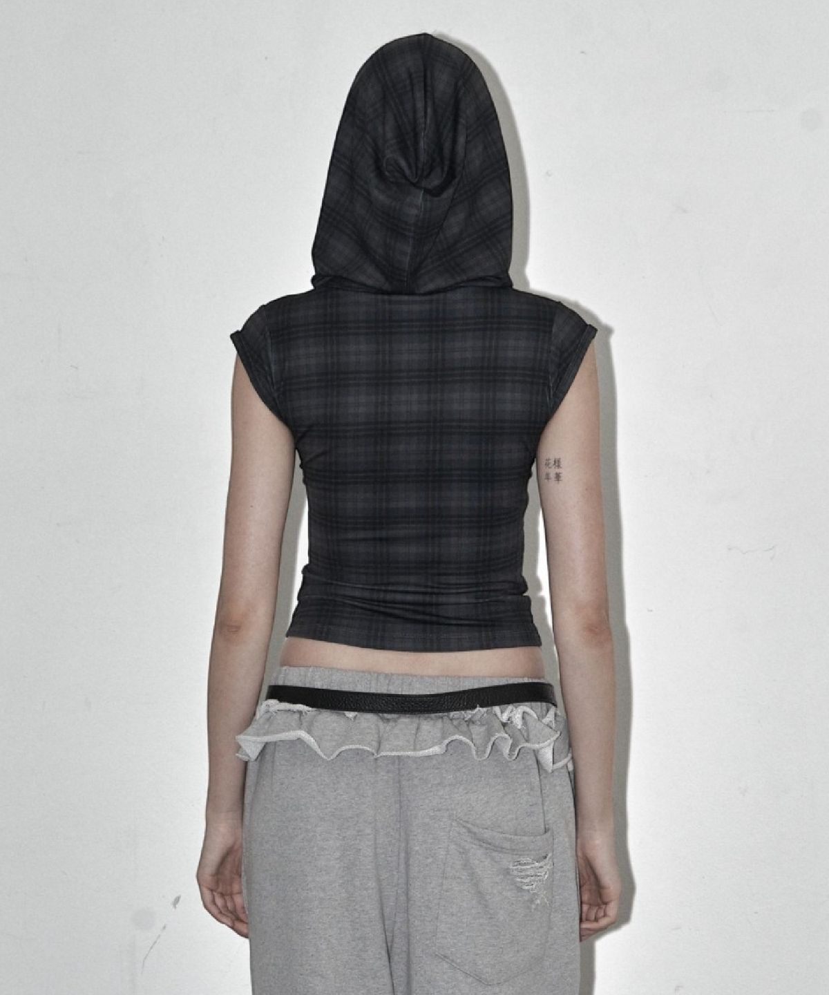 시너진(SYNERJYN) CHECK HOODED SHORT SLEEVE BLACK