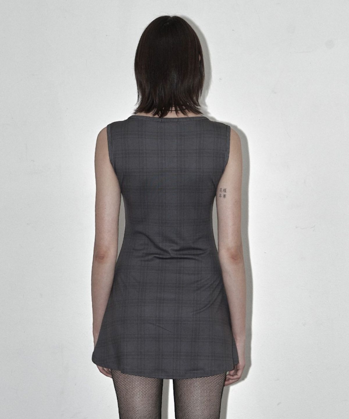 시너진(SYNERJYN) CHECK FRILL SLEEVELESS DRESS CHARCOAL