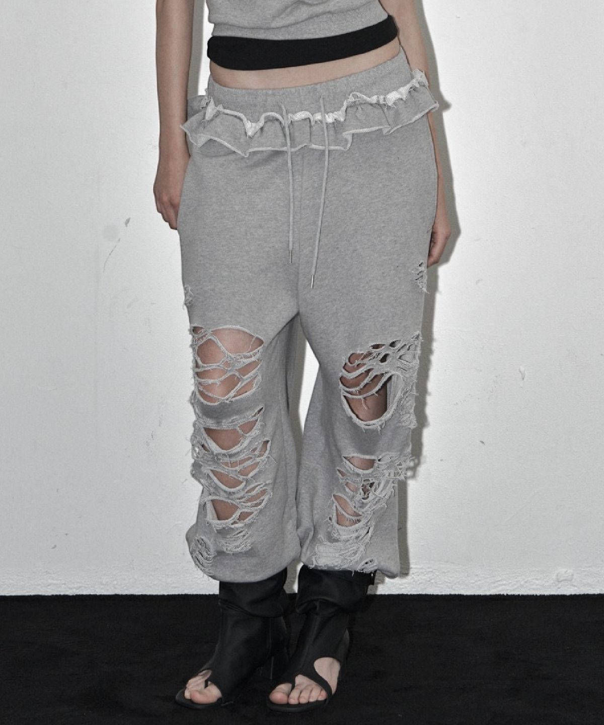 시너진(SYNERJYN) DISTRESSED FRILL SWEAT PANTS MELANGE