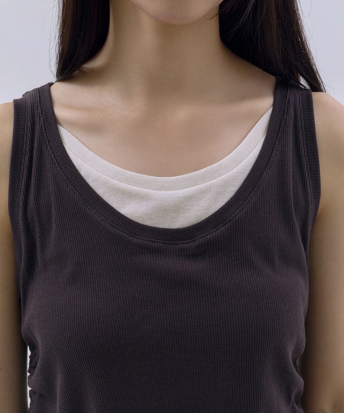 사유(SAYUU) 스트링 레이어드 슬리브리스 브라운