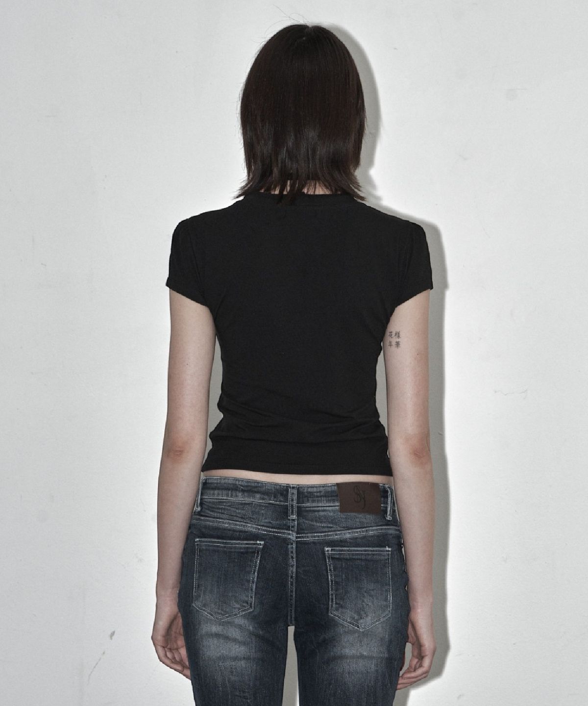시너진(SYNERJYN) PUFF V-NECK SHORT SLEEVE BLACK