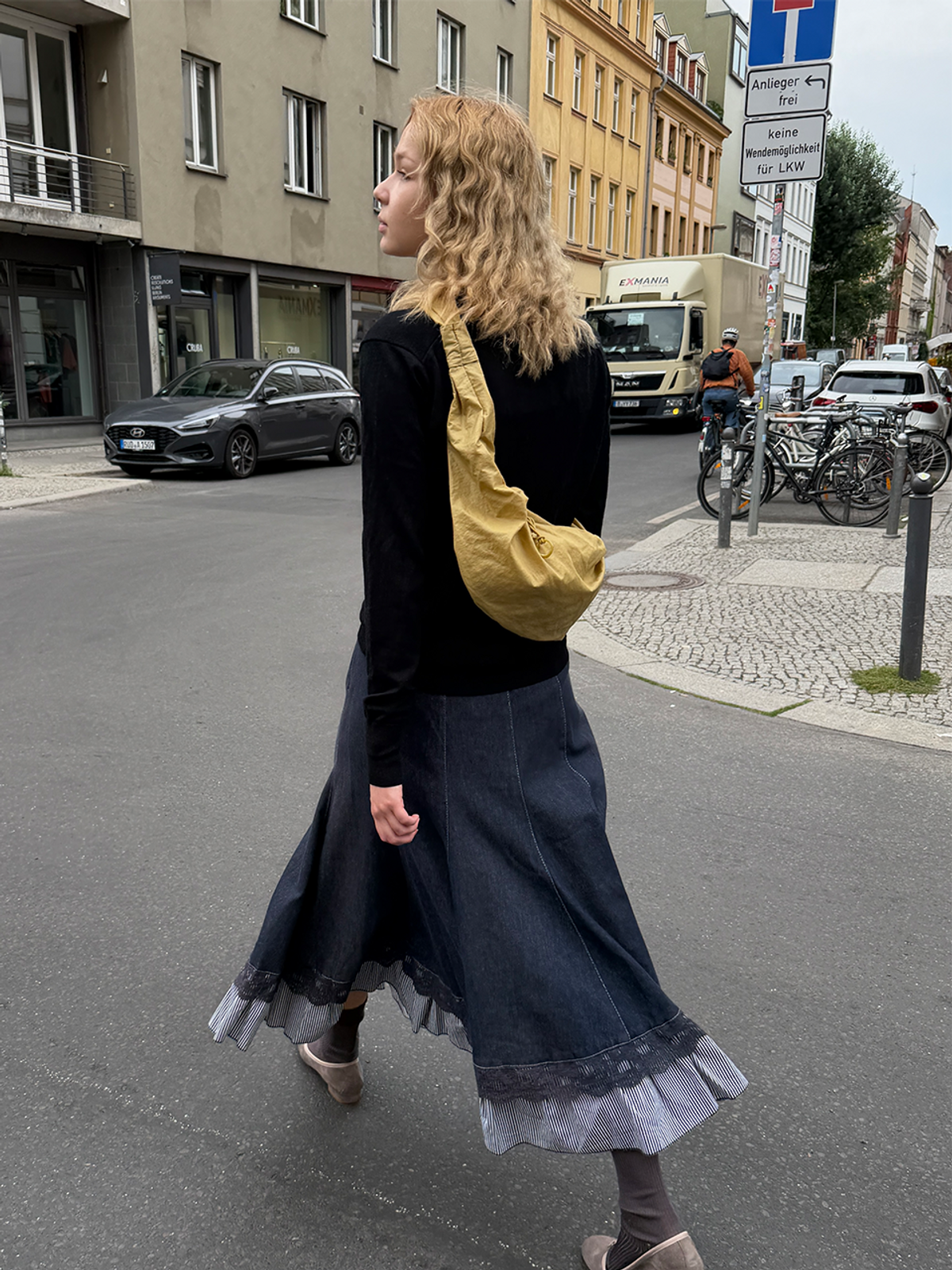 아코크(ACOC) Glossy Small Tangle Twist Bag_Mustard