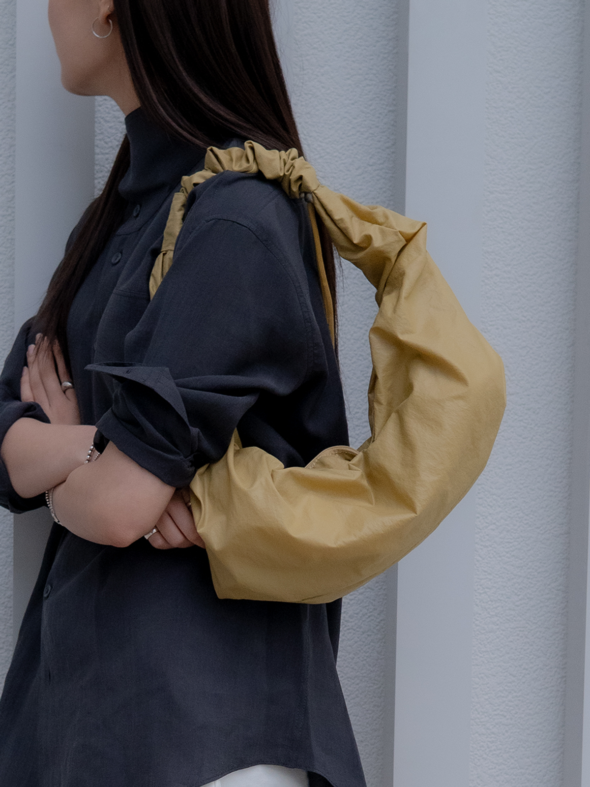 아코크(ACOC) Glossy Small Tangle Twist Bag_Mustard