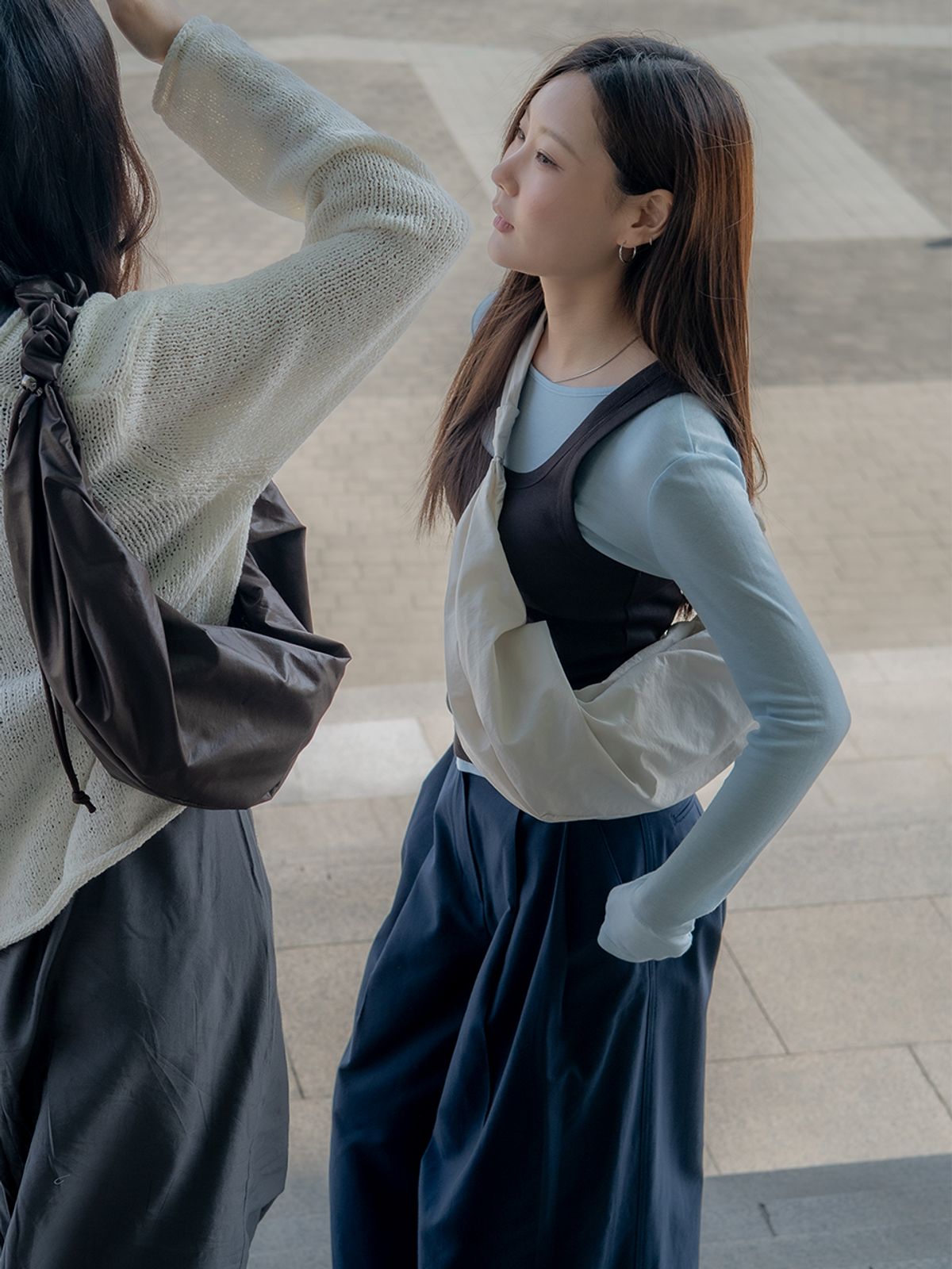 아코크(ACOC) Glossy Small Tangle Twist Bag_Ivory