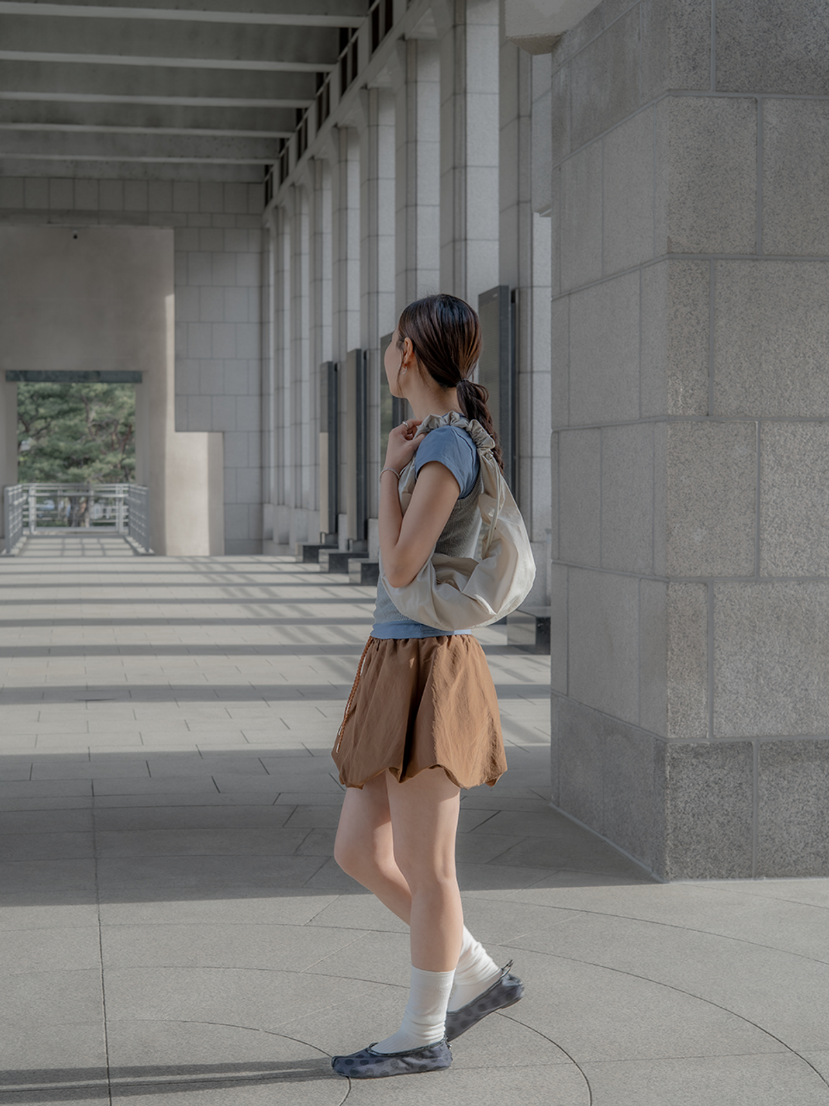 아코크(ACOC) Glossy Small Tangle Twist Bag_Ivory