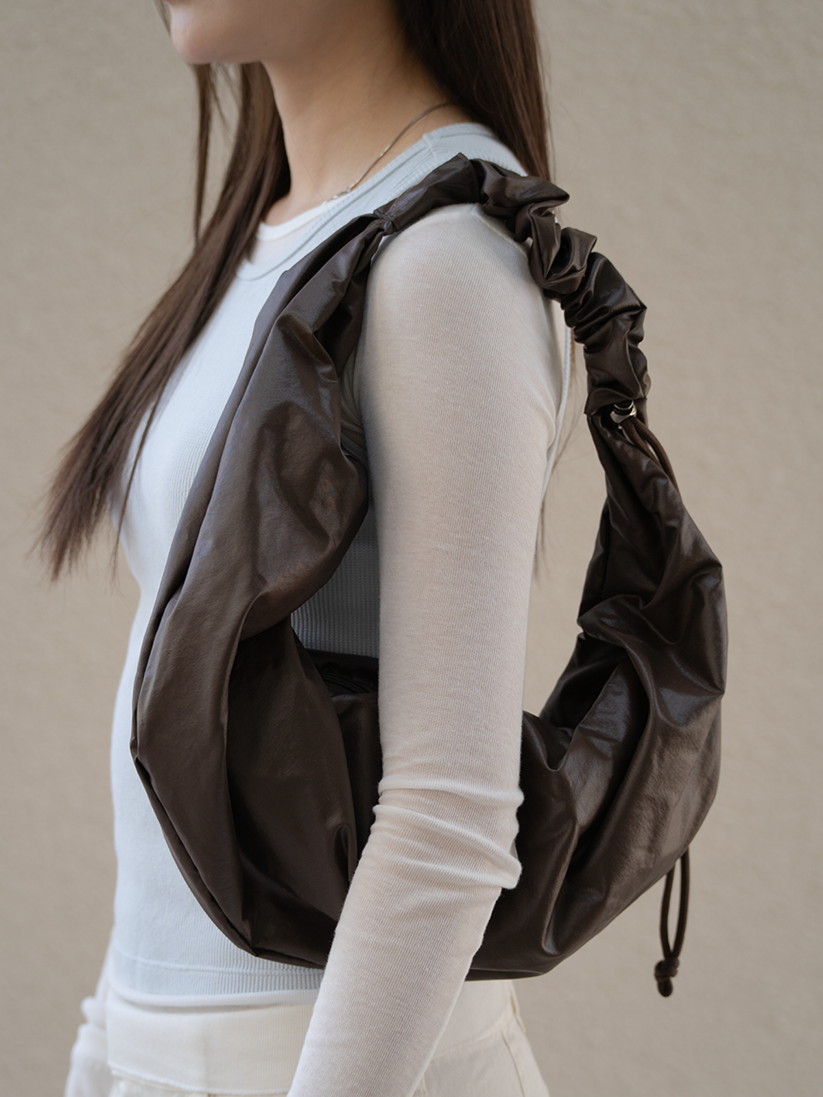 아코크(ACOC) Glossy Small Tangle Twist Bag_Brown