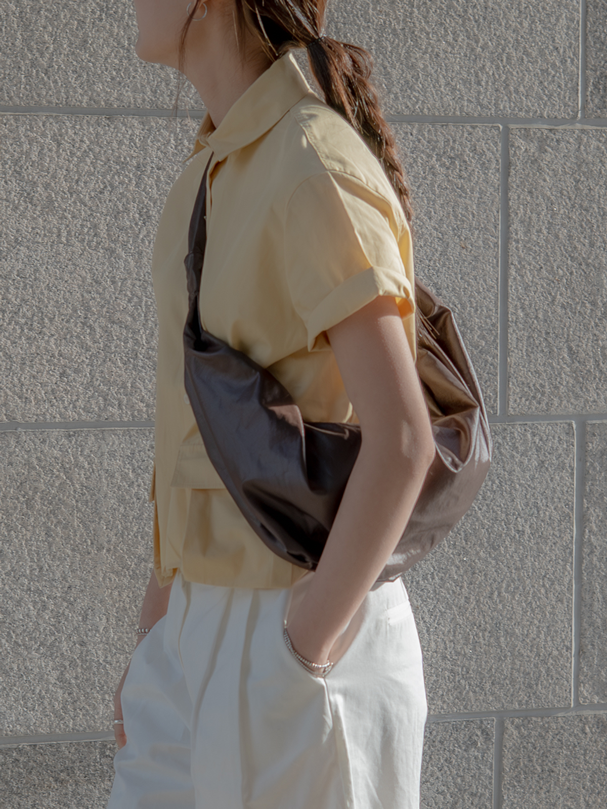 아코크(ACOC) Glossy Small Tangle Twist Bag_Brown