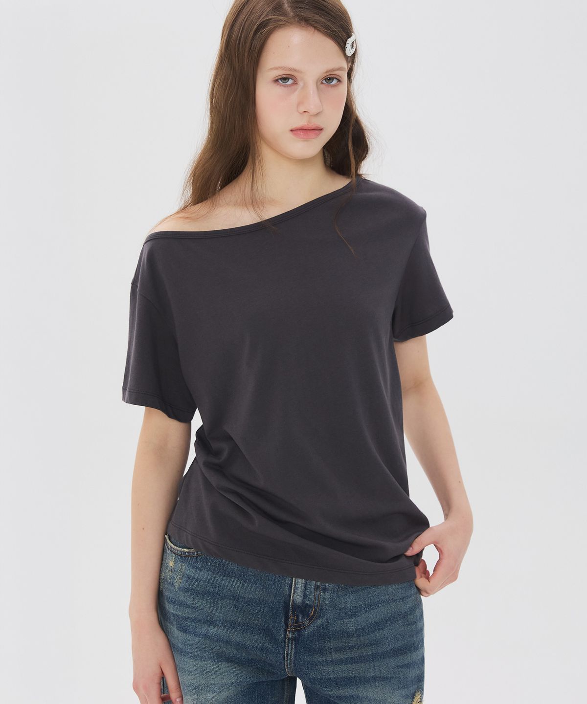 뉴루키(NEW LOOKY) Off-shoulder curved t-shirt_Charcoal grey