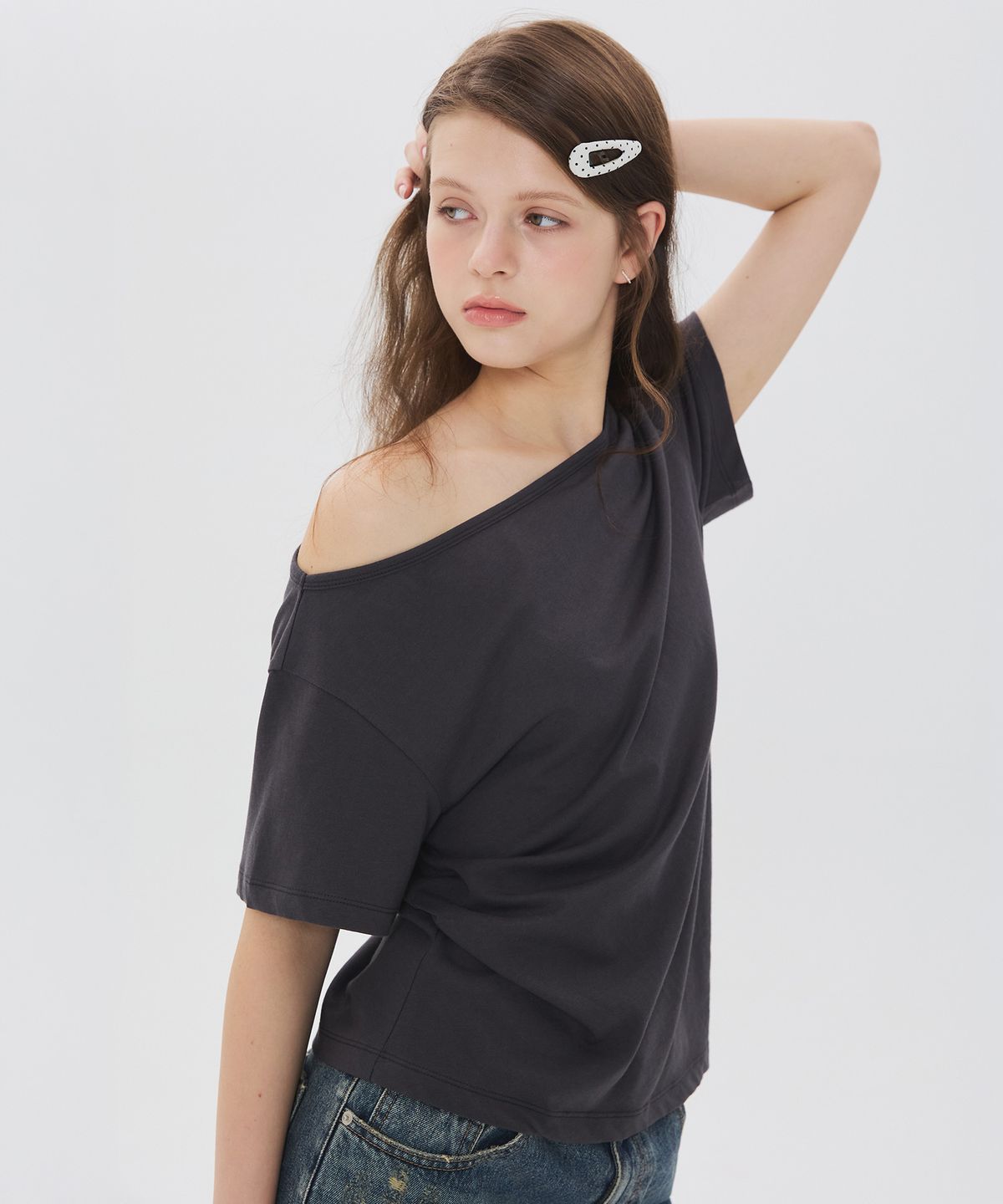 뉴루키(NEW LOOKY) Off-shoulder curved t-shirt_Charcoal grey