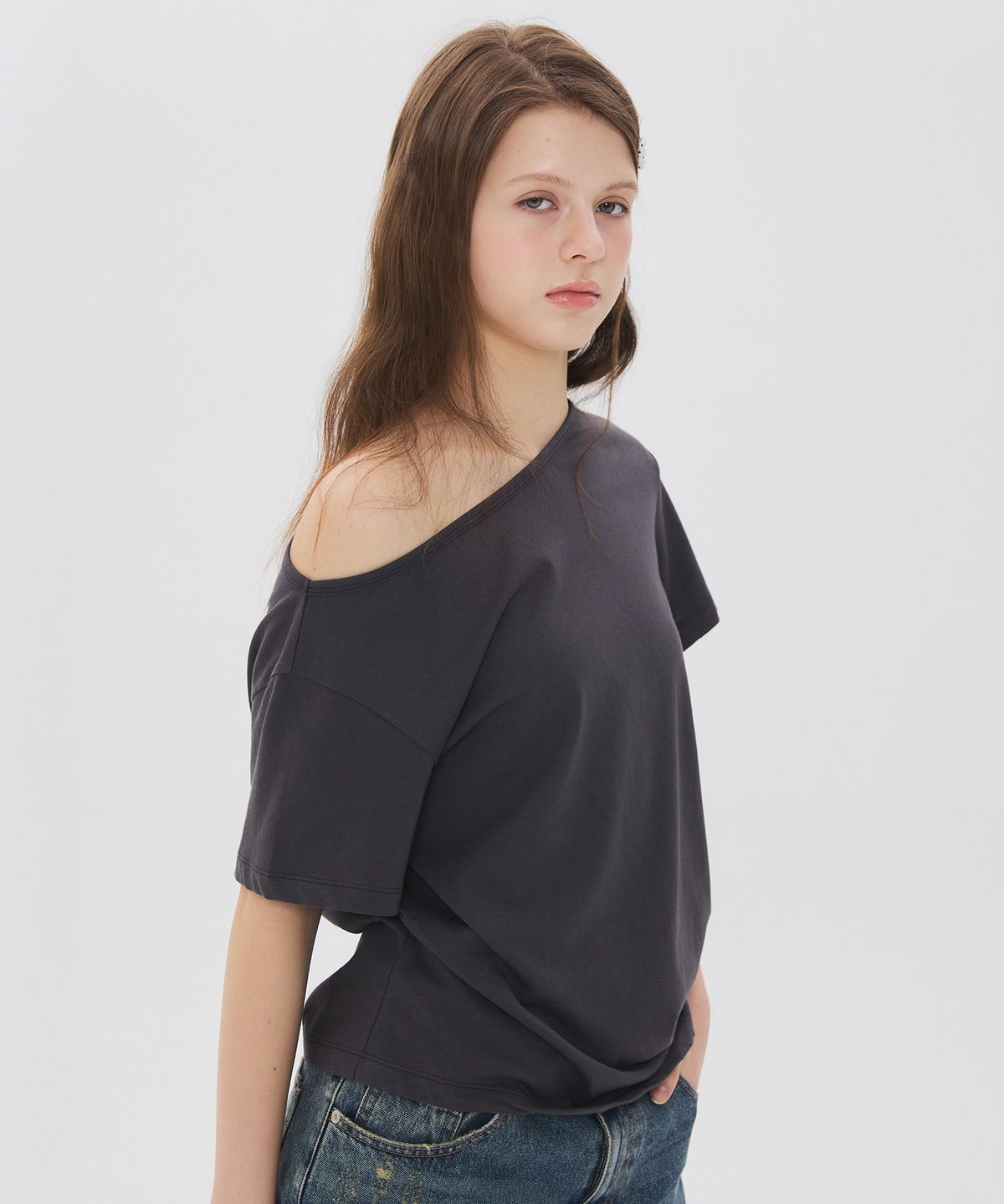 뉴루키(NEW LOOKY) Off-shoulder curved t-shirt_Charcoal grey