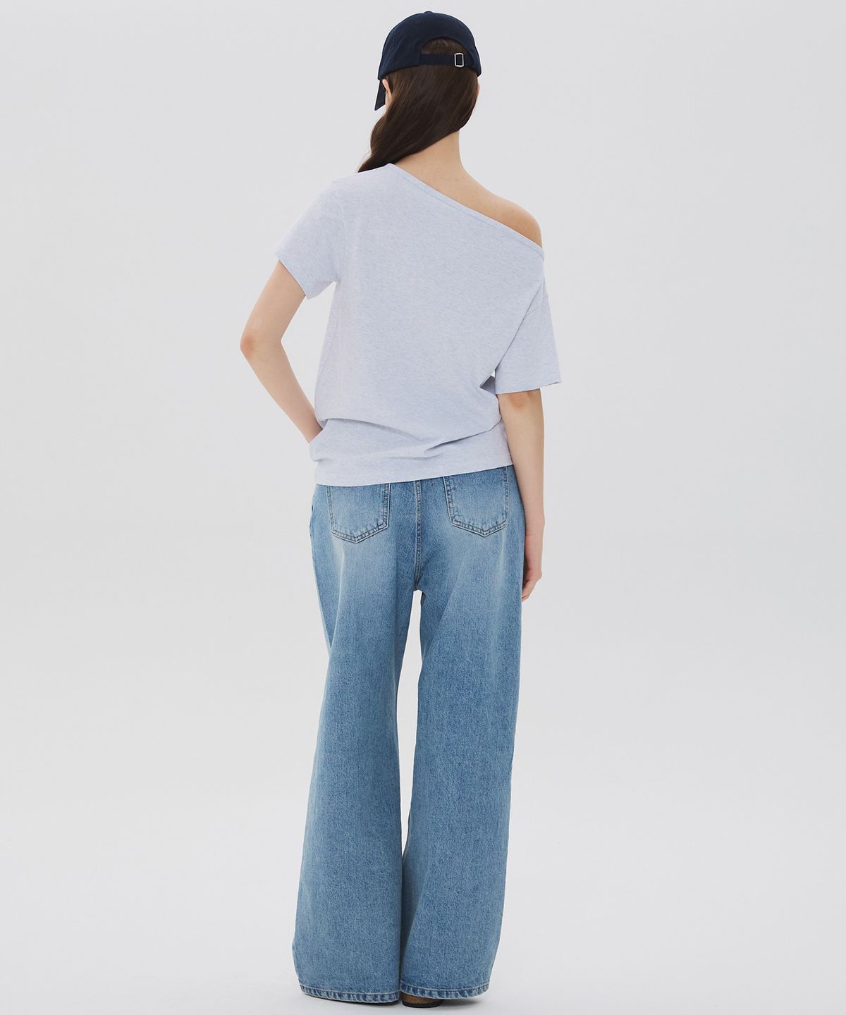 뉴루키(NEW LOOKY) Off-shoulder curved t-shirt_Light grey