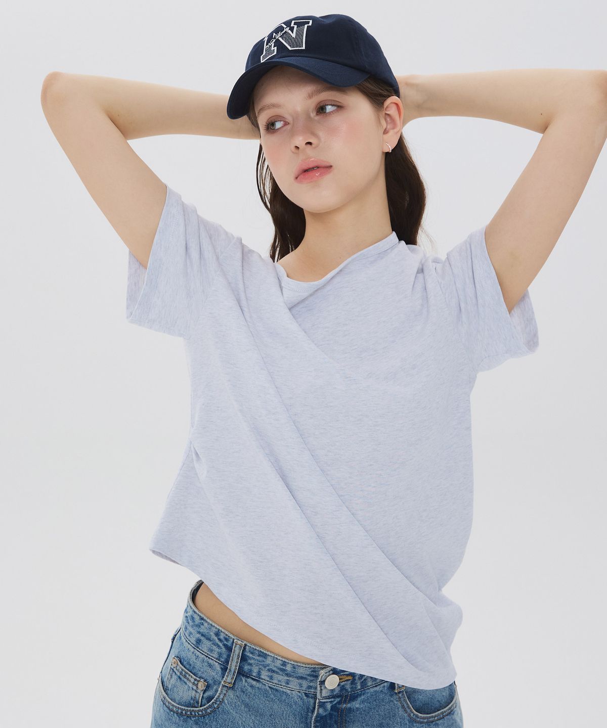 뉴루키(NEW LOOKY) Off-shoulder curved t-shirt_Light grey