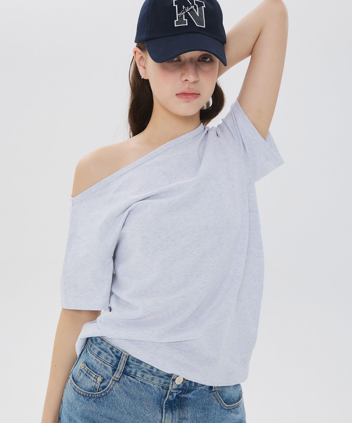뉴루키(NEW LOOKY) Off-shoulder curved t-shirt_Light grey