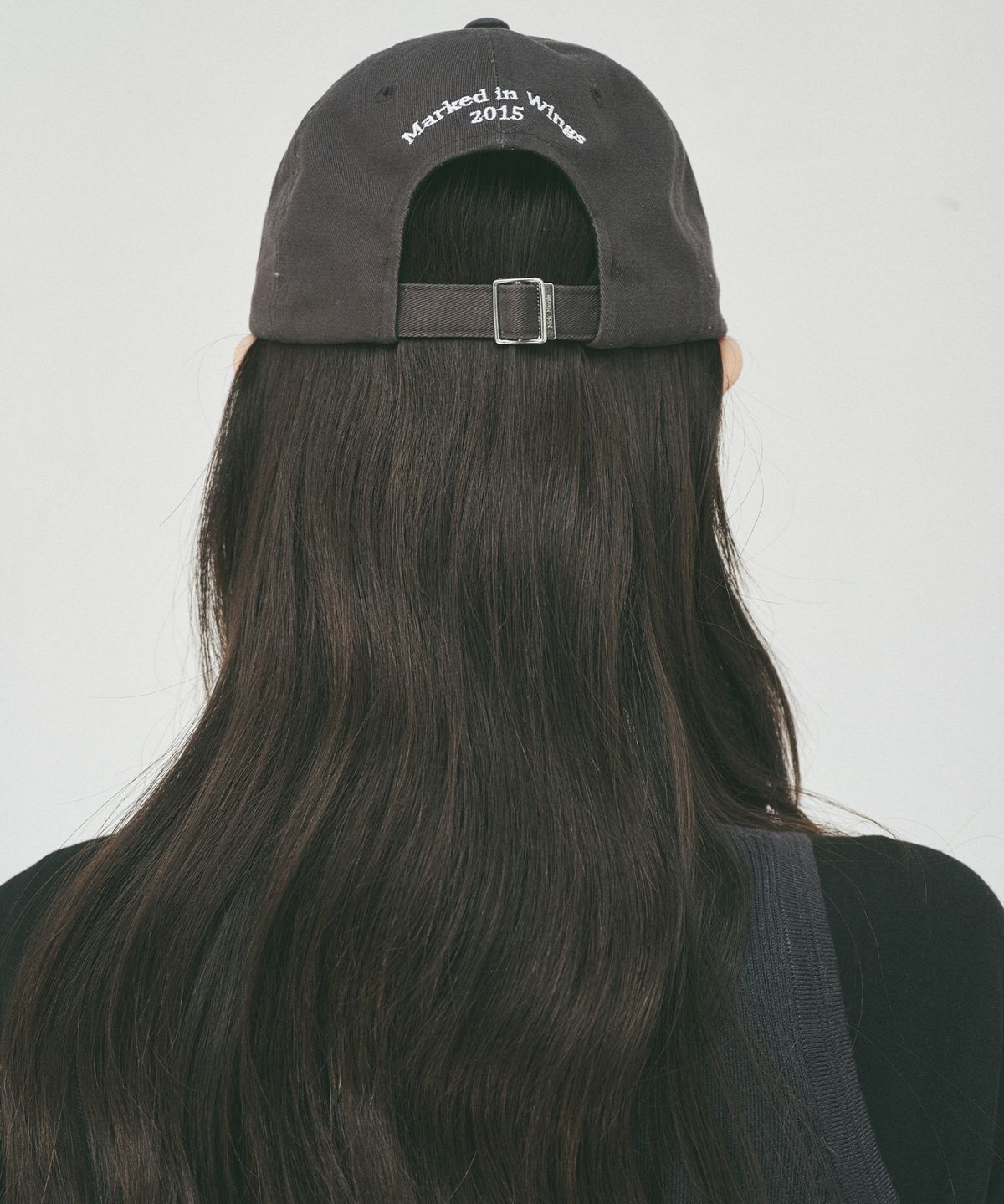 닉앤니콜(NICK&NICOLE) OVAL WAPPEN BALL CAP_CHARCOAL