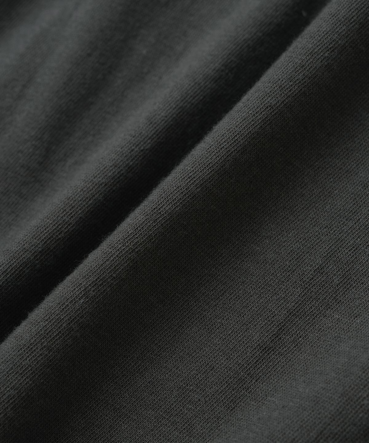 니티드(KNITTED) Mataiga 크롭 티셔츠 CHARCOAL