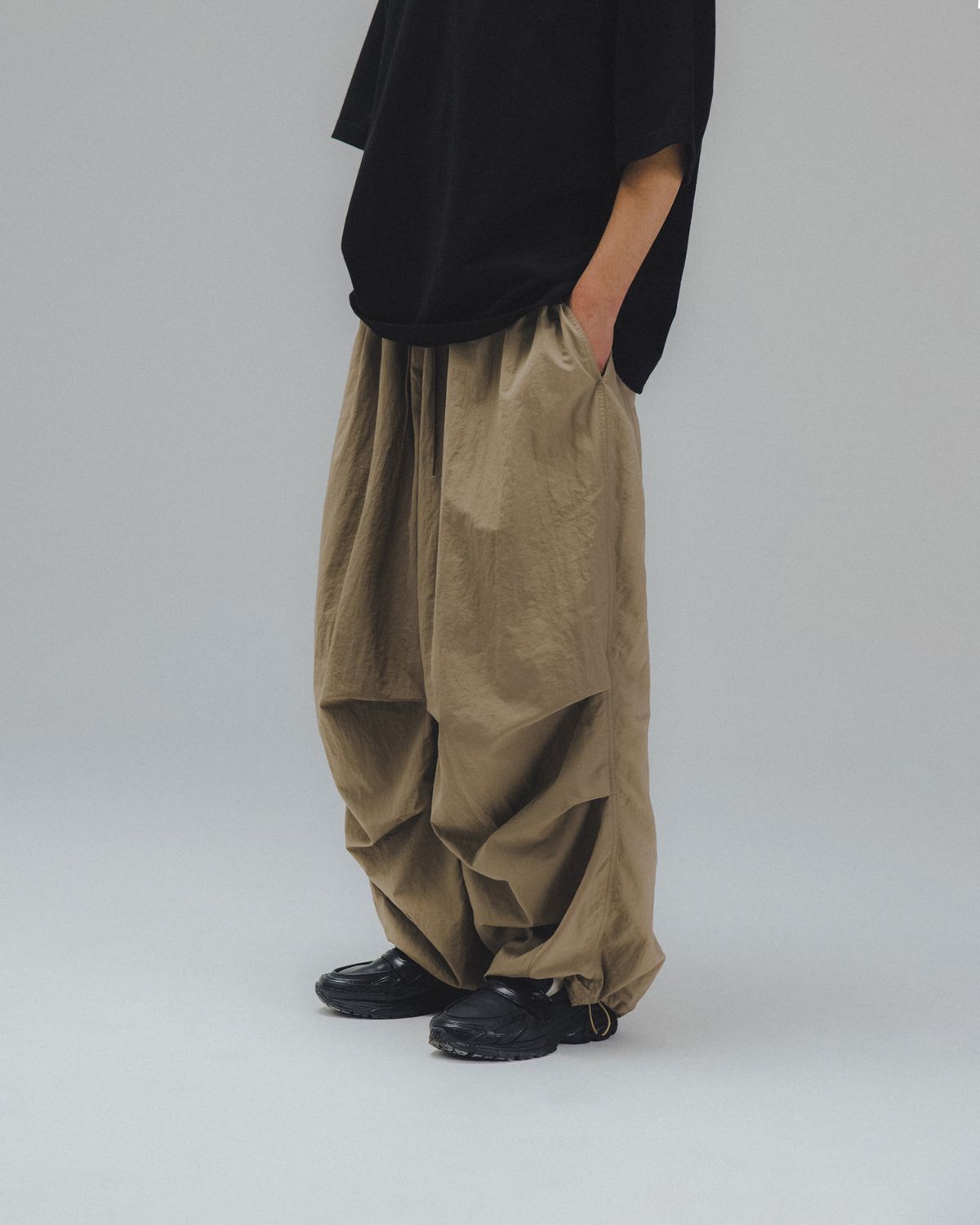 앵글런(ANGLAN) Nylon Parachute Balloon Pants - Beige