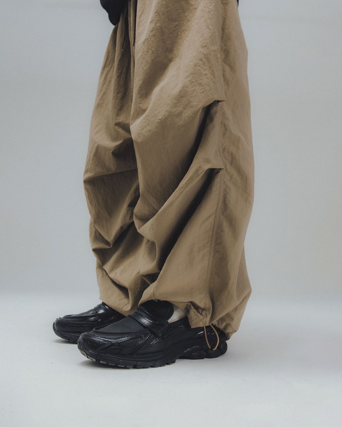 앵글런(ANGLAN) Nylon Parachute Balloon Pants - Beige