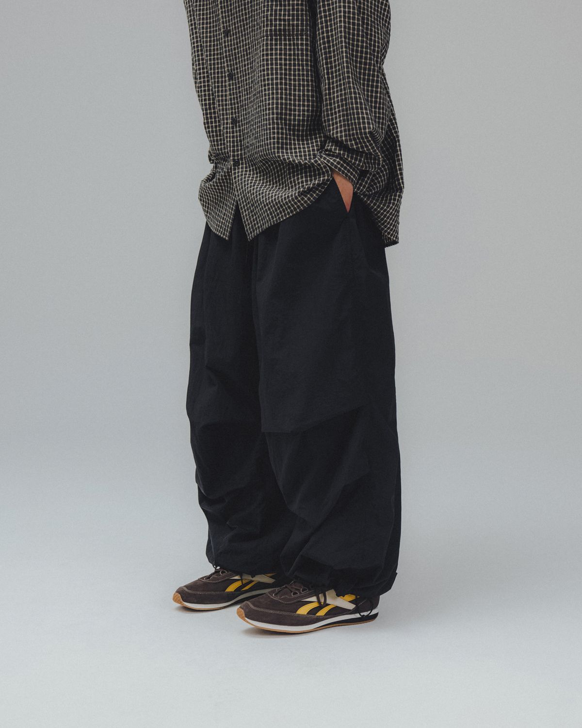 앵글런(ANGLAN) Nylon Parachute Balloon Pants - Black