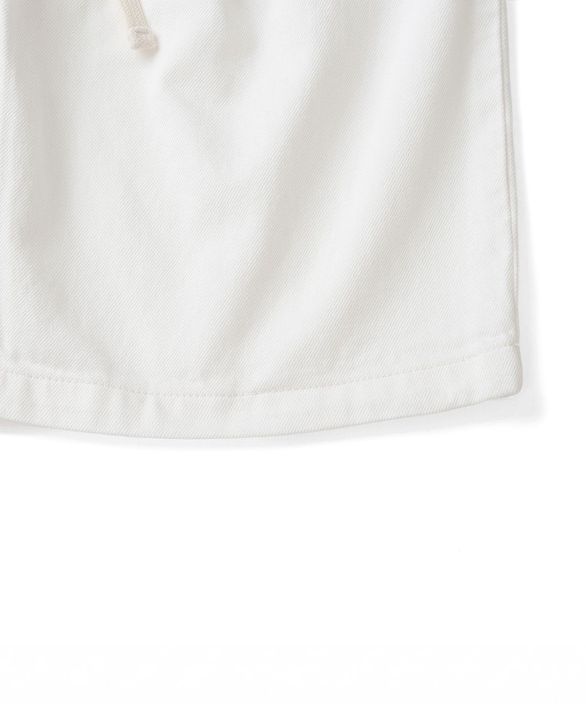 니티드(KNITTED) (UNISEX)아웃스트링 버뮤다 데님 하프 팬츠 CREAM
