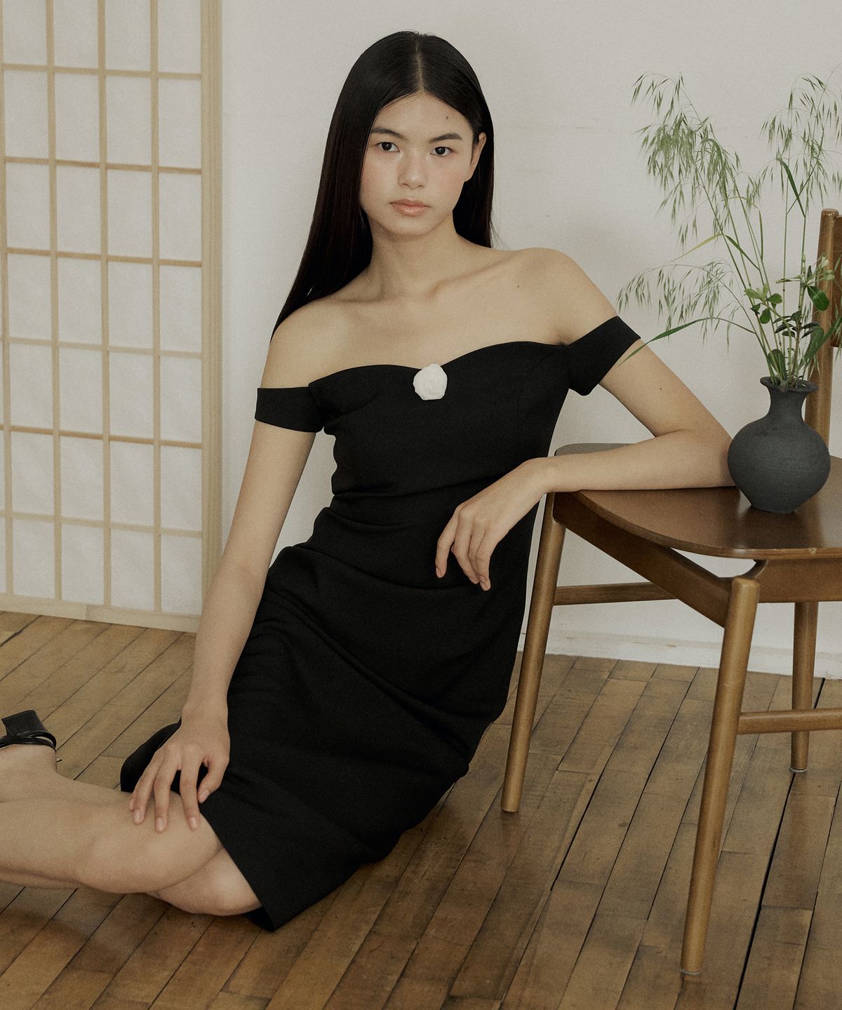 루시르주(LUCIR ZU) Heartline Drop Sleeve Off-Shoulder Dress + Corsage Set (black)
