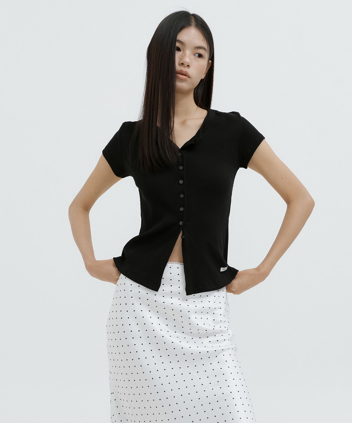 루시르주(LUCIR ZU) Henley Button-Up Sleeve Top (black)