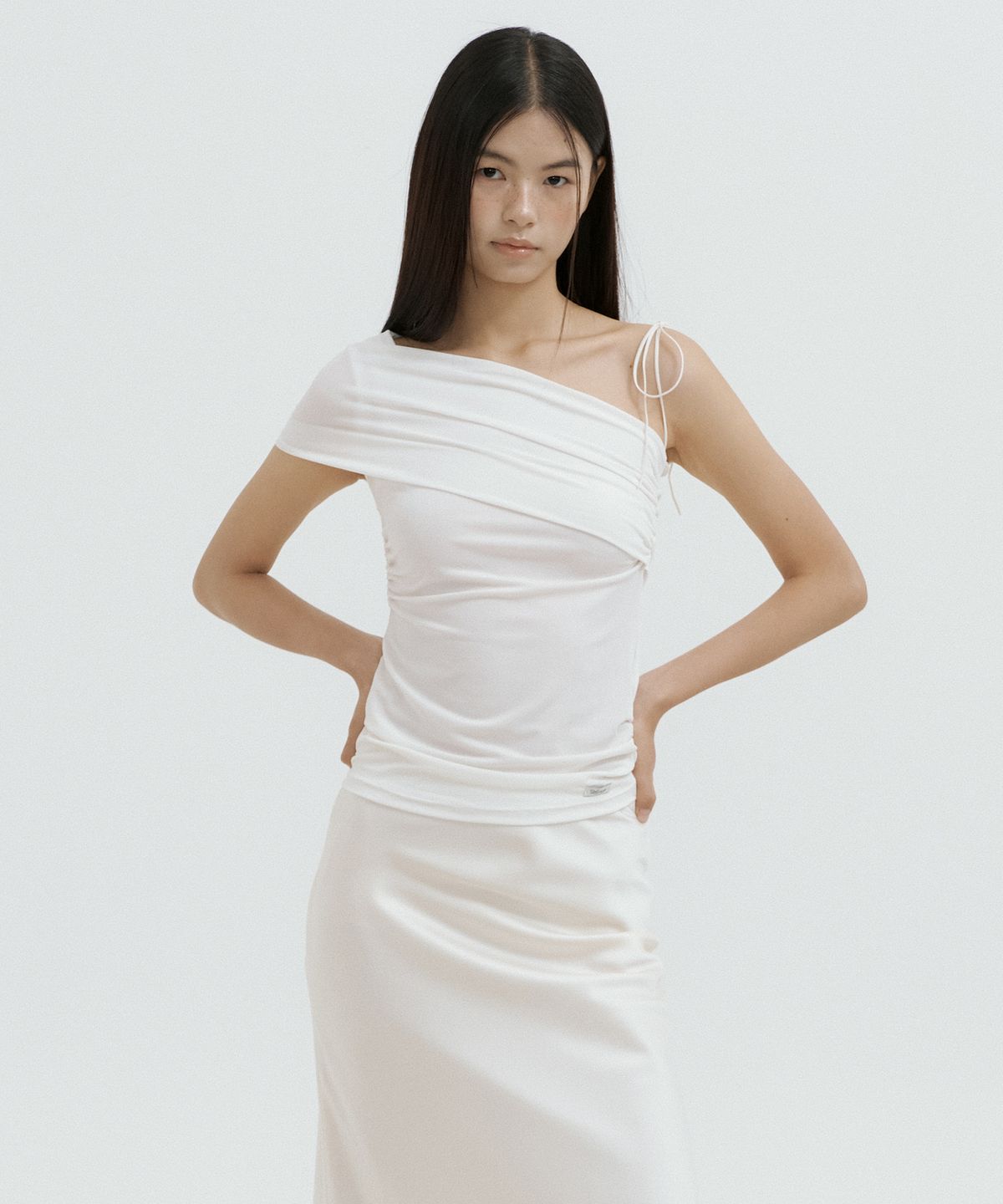 루시르주(LUCIR ZU) One-Shoulder String Top (ivory) 스트링 탈부착