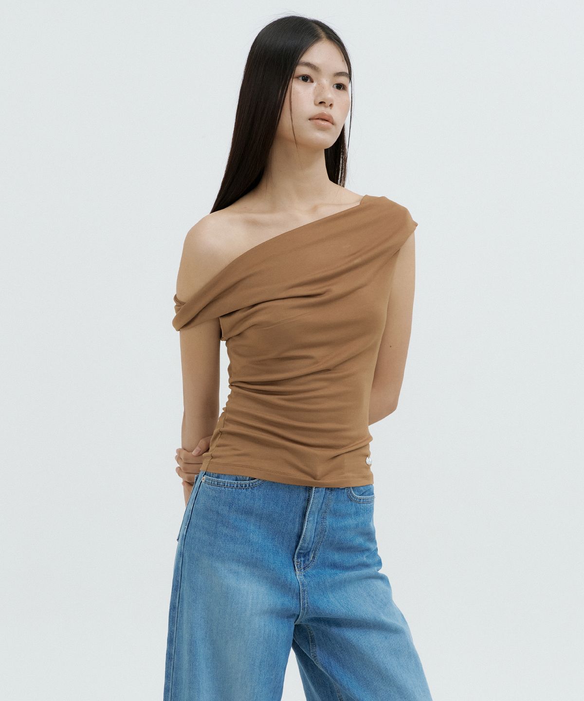 루시르주(LUCIR ZU) Convertible Drape Off-Shoulder Top (brown)