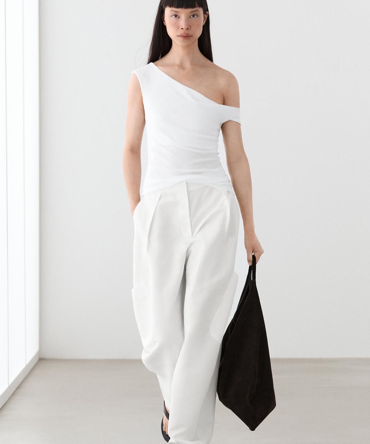 마시모두띠(MASSIMO DUTTI) 언밸런스 오프숄더 탑
