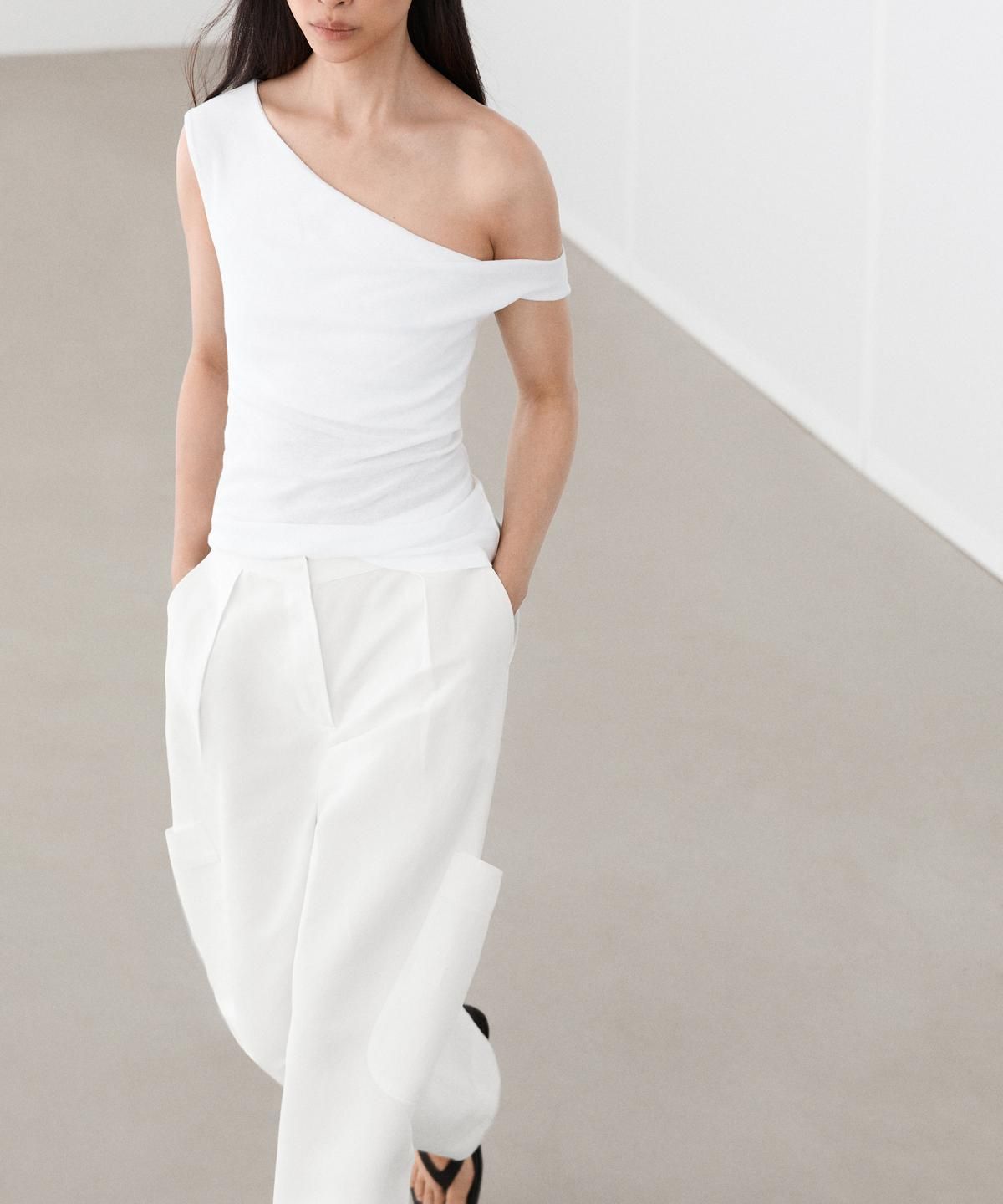 마시모두띠(MASSIMO DUTTI) 언밸런스 오프숄더 탑