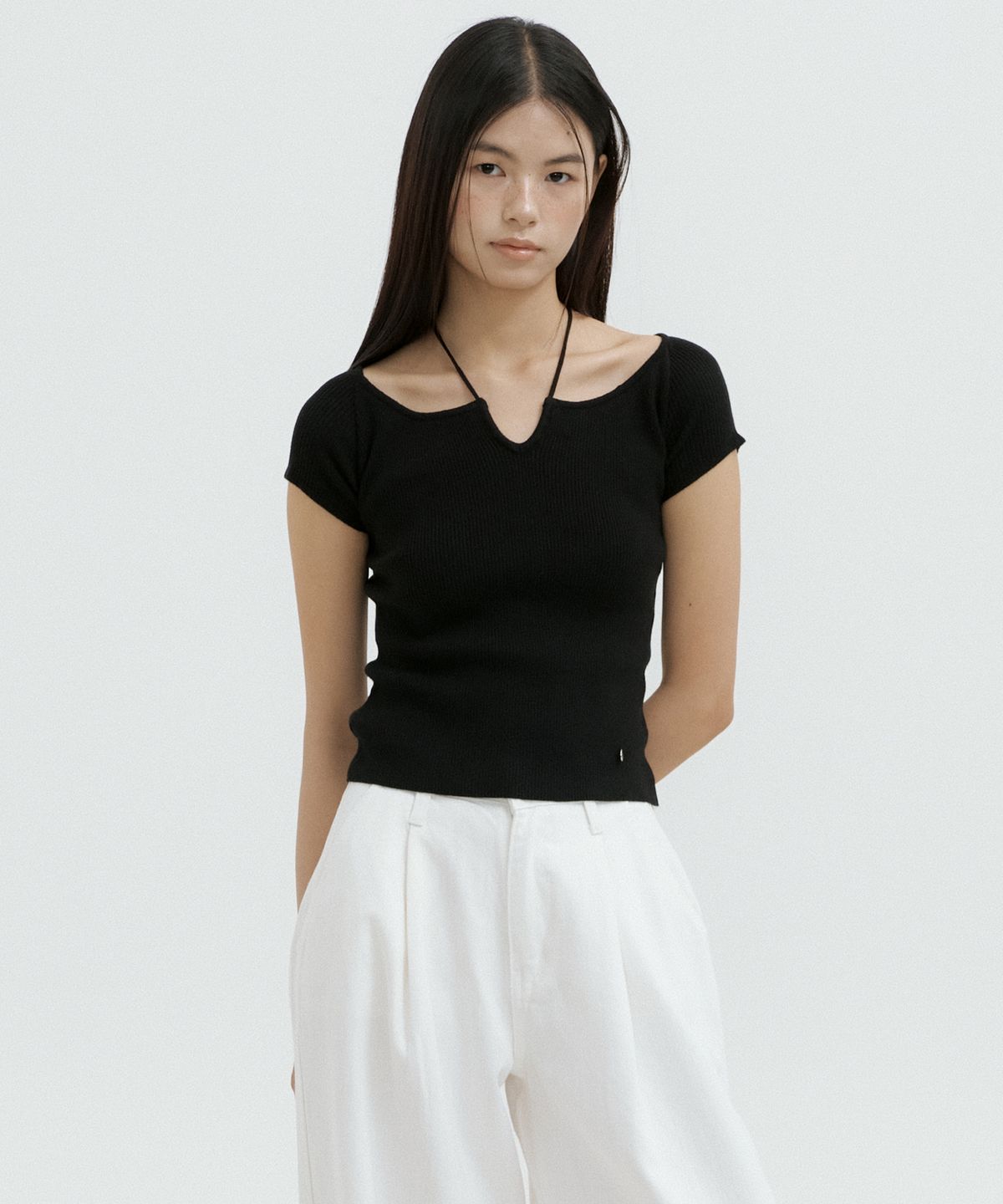루시르주(LUCIR ZU) Strap Neck Ribbed Knit Top (black)