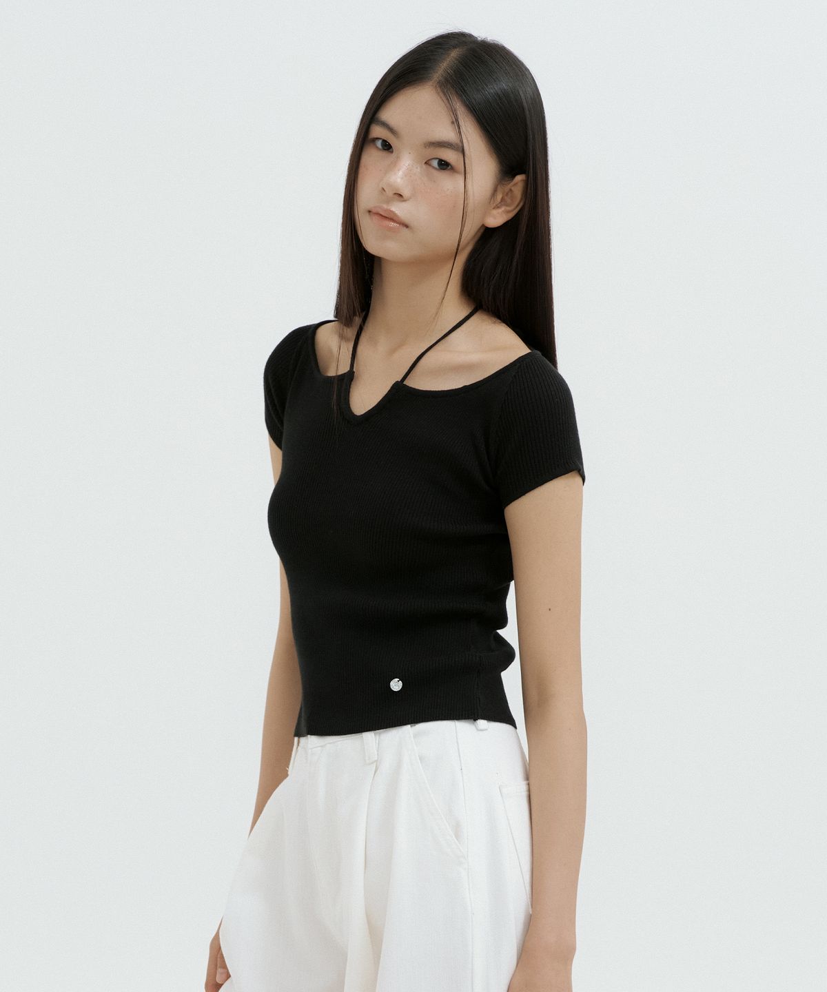 루시르주(LUCIR ZU) Strap Neck Ribbed Knit Top (black)
