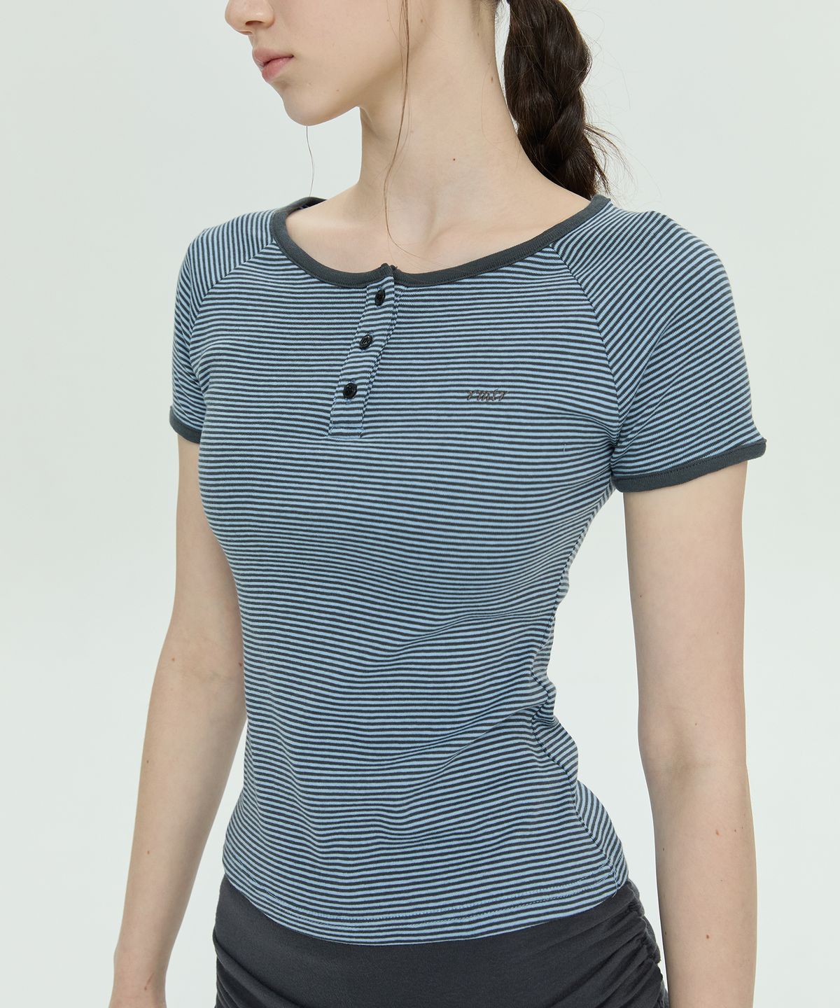 로맨티누어(ROMANTINUER) Stripe Henley Neck Short Sleeve T-shirt (Blue)