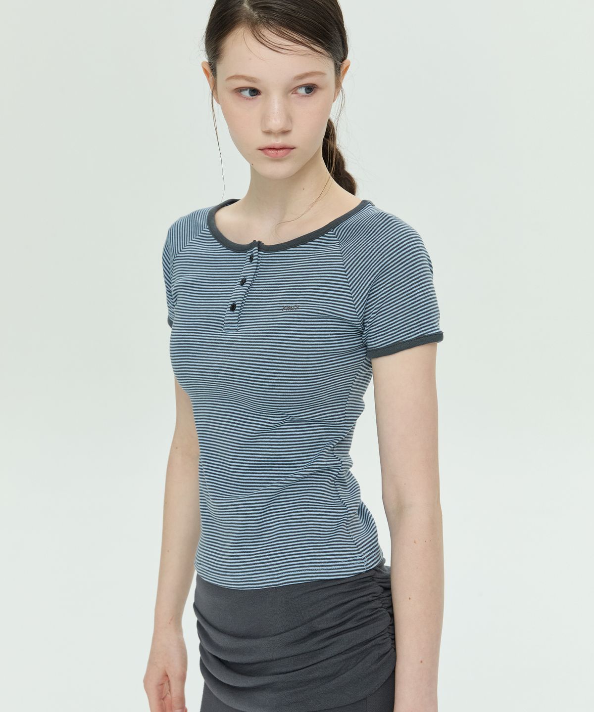 로맨티누어(ROMANTINUER) Stripe Henley Neck Short Sleeve T-shirt (Blue)