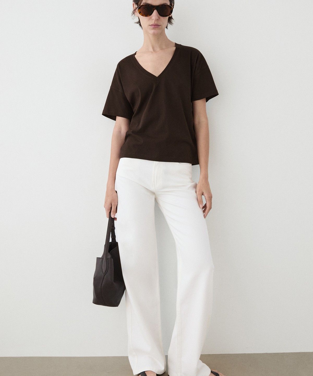 마시모두띠(MASSIMO DUTTI) 크롭핏 플루이드 브이넥 티셔츠