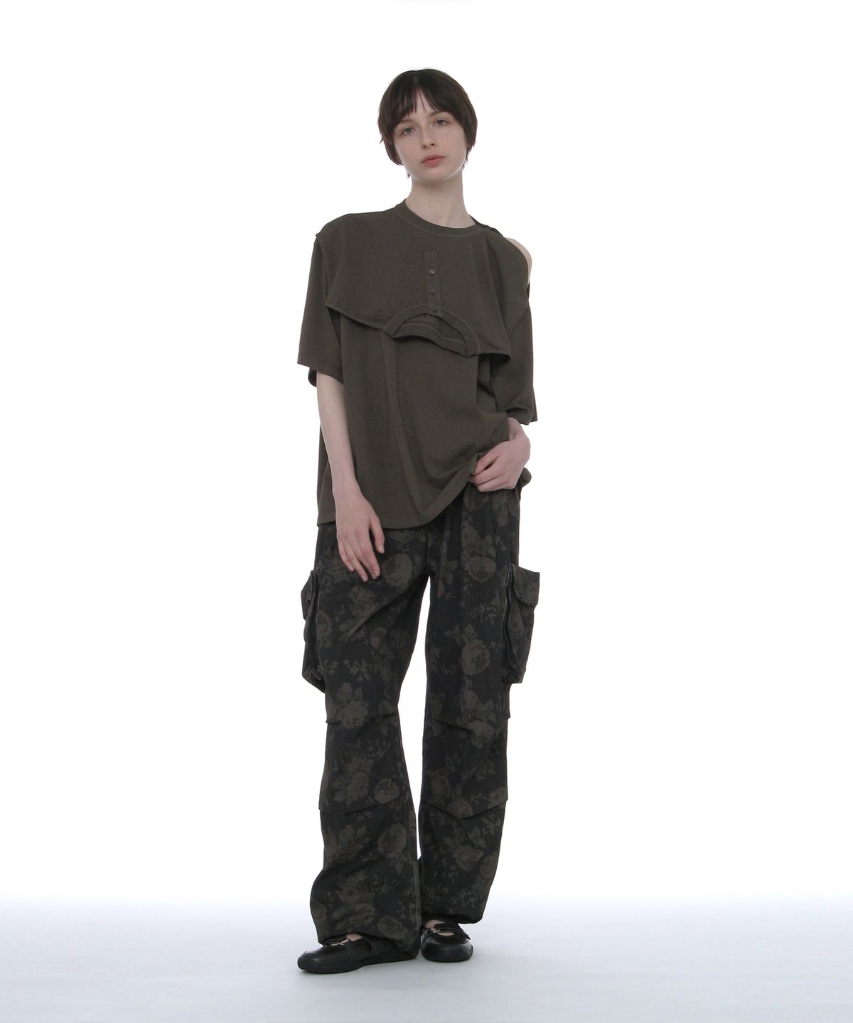 파르티멘토 우먼(PARTIMENTO WOMEN) 디컨스트럭티드 숏슬리브 티_카키 그레이