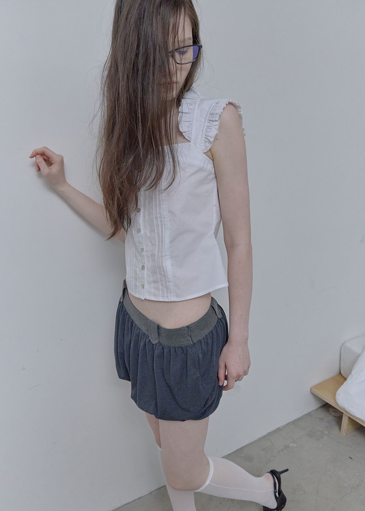 필세(PHILCE) Frill cap sleeveless blouse, White