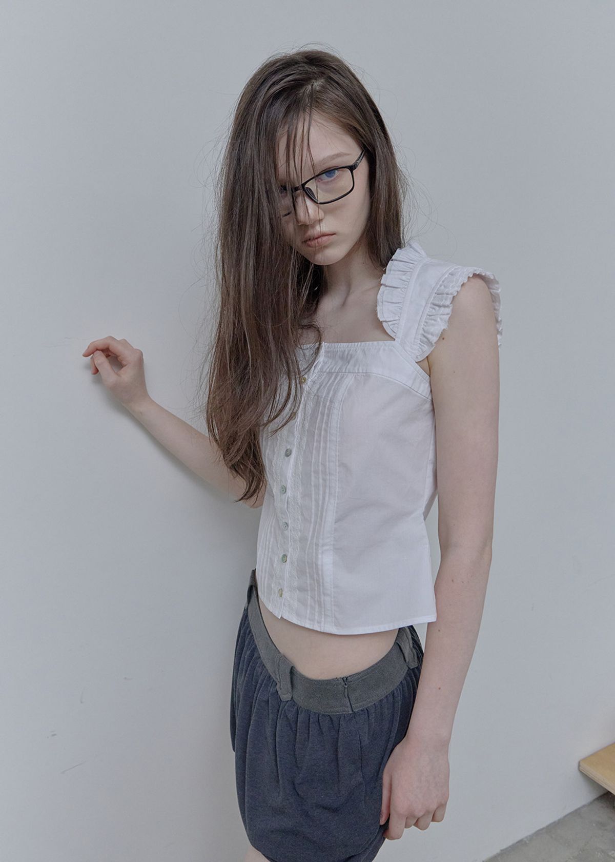 필세(PHILCE) Frill cap sleeveless blouse, White