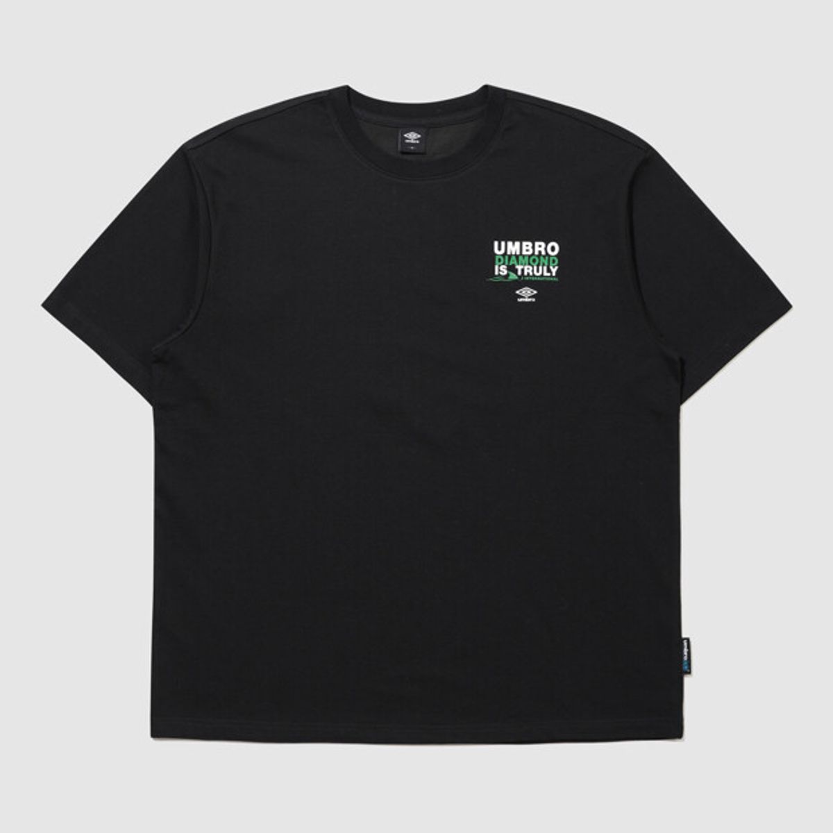 엄브로(UMBRO) [COOLING] 아이스코튼 루즈핏 그래픽 반팔 티셔츠 블랙 UR221CRS62