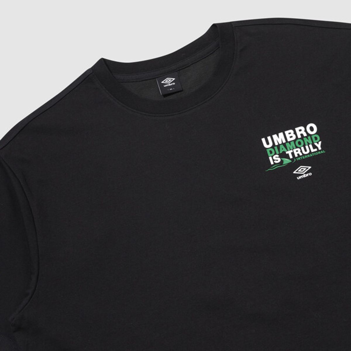 엄브로(UMBRO) [COOLING] 아이스코튼 루즈핏 그래픽 반팔 티셔츠 블랙 UR221CRS62