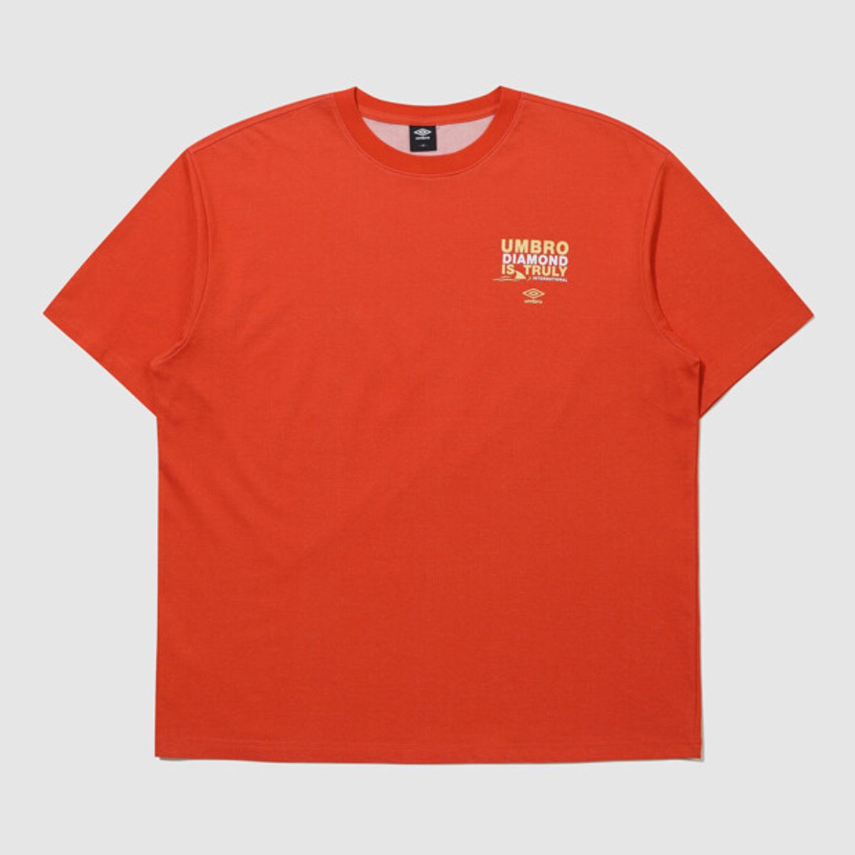 엄브로(UMBRO) [COOLING] 아이스코튼 루즈핏 그래픽 반팔 티셔츠 레드 UR221CRS62