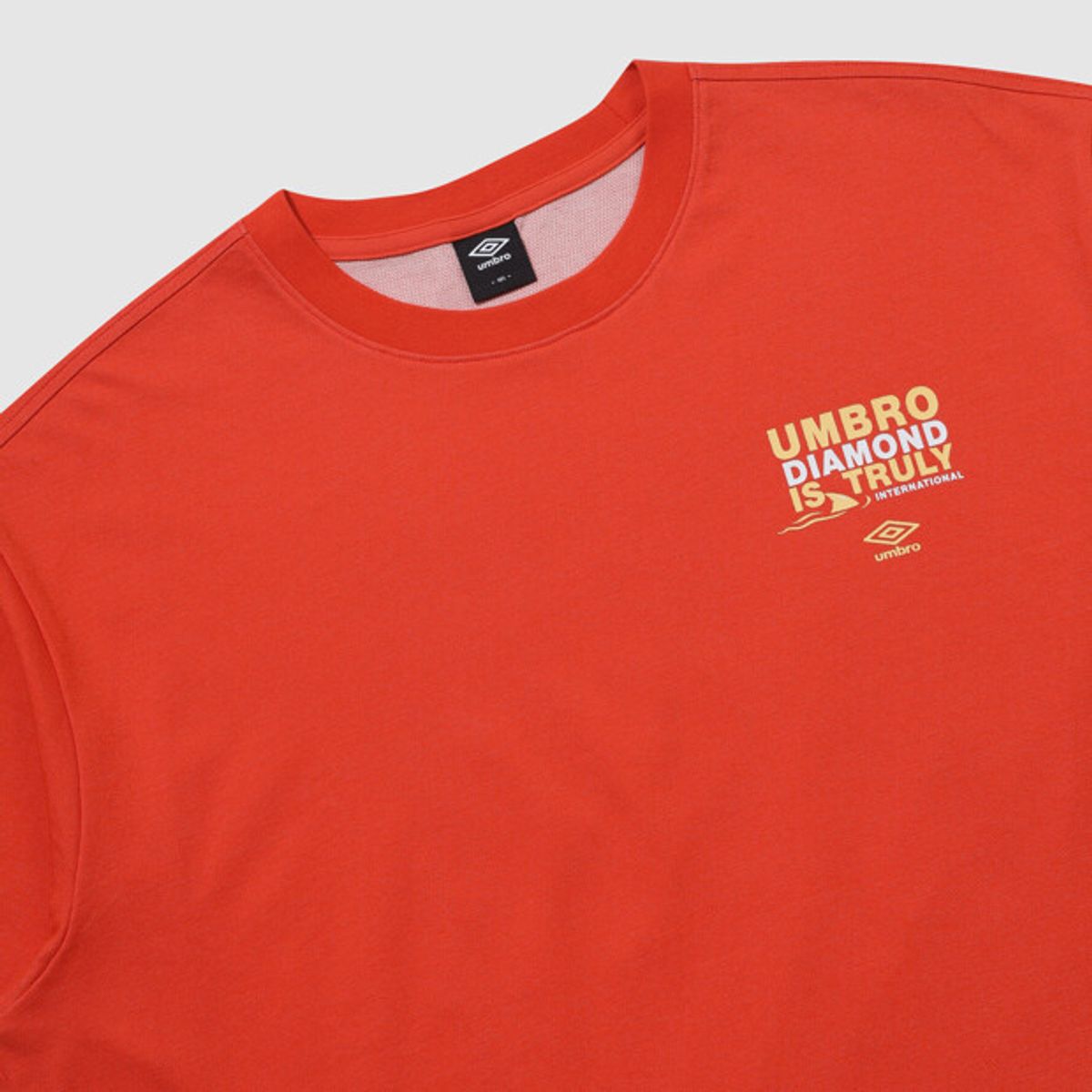 엄브로(UMBRO) [COOLING] 아이스코튼 루즈핏 그래픽 반팔 티셔츠 레드 UR221CRS62