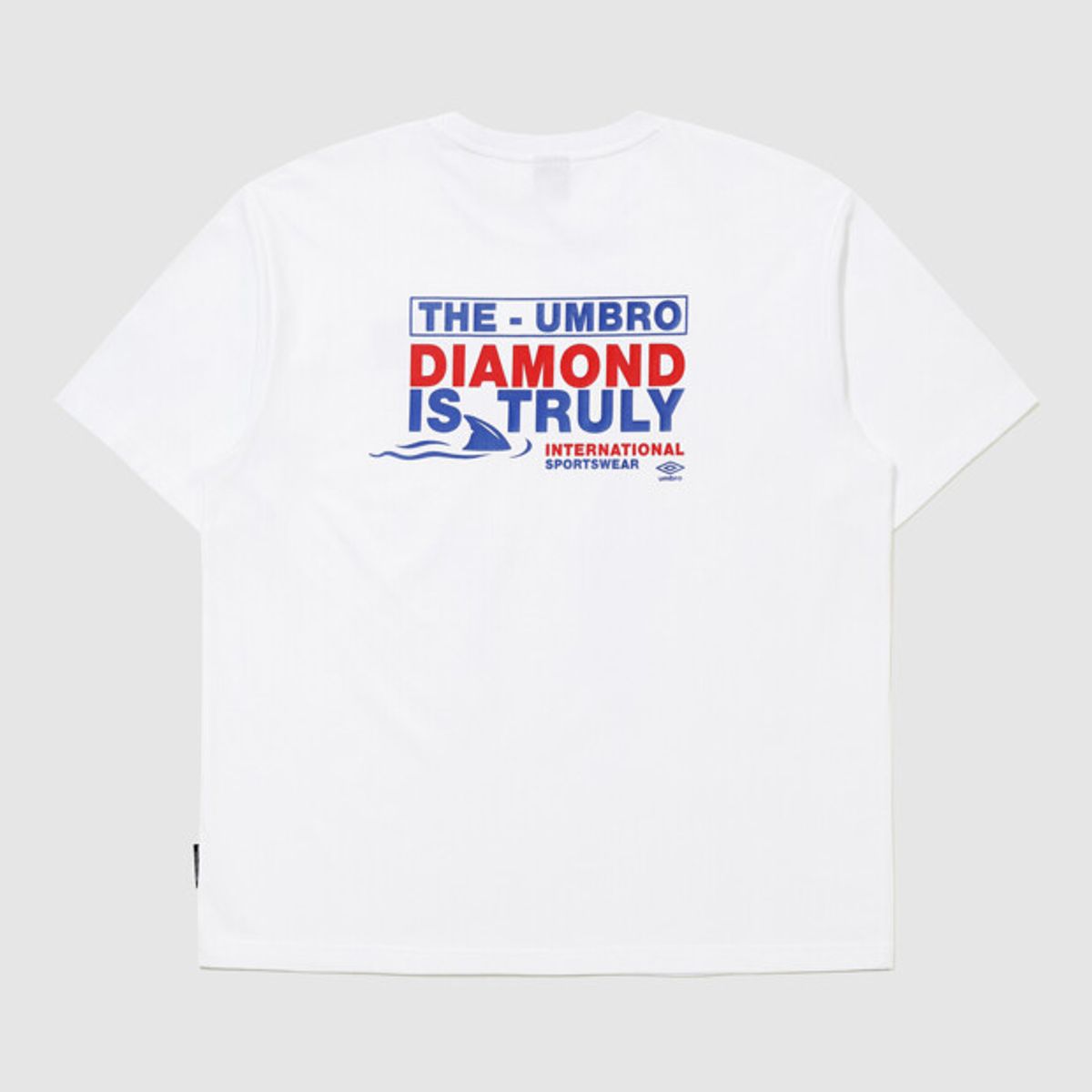 엄브로(UMBRO) [COOLING] 아이스코튼 루즈핏 그래픽 반팔 티셔츠 화이트 UR221CRS62