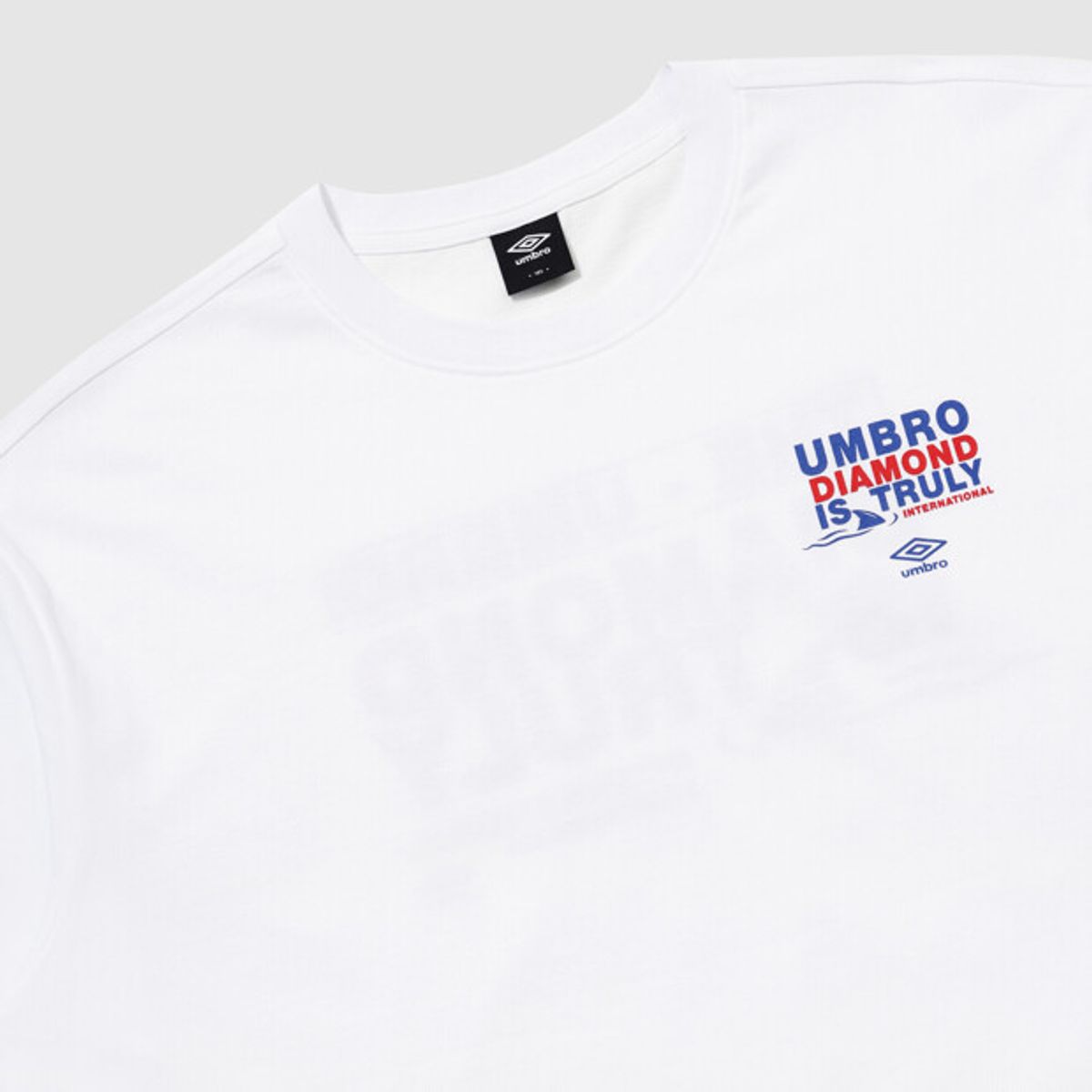 엄브로(UMBRO) [COOLING] 아이스코튼 루즈핏 그래픽 반팔 티셔츠 화이트 UR221CRS62