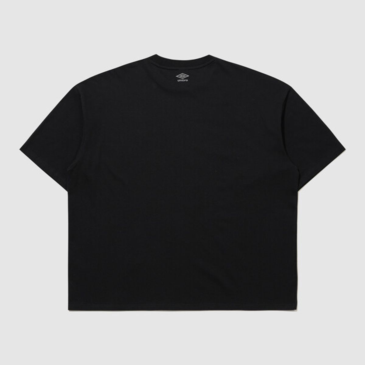엄브로(UMBRO) [COOLING] 아이스코튼 맥스핏 그래픽 반팔 티셔츠 블랙 UR221CRS64
