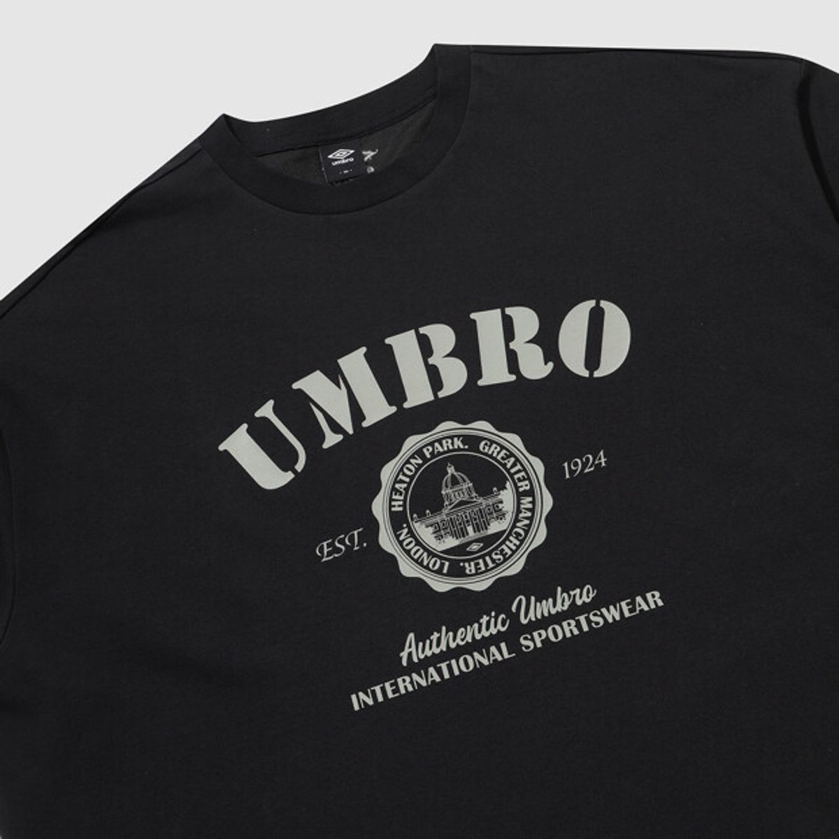 엄브로(UMBRO) [COOLING] 아이스코튼 맥스핏 그래픽 반팔 티셔츠 블랙 UR221CRS64