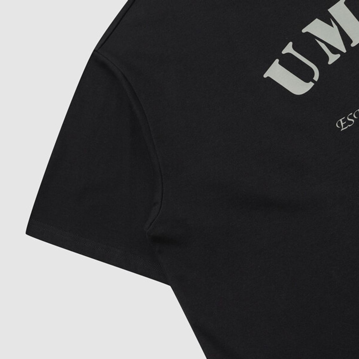 엄브로(UMBRO) [COOLING] 아이스코튼 맥스핏 그래픽 반팔 티셔츠 블랙 UR221CRS64