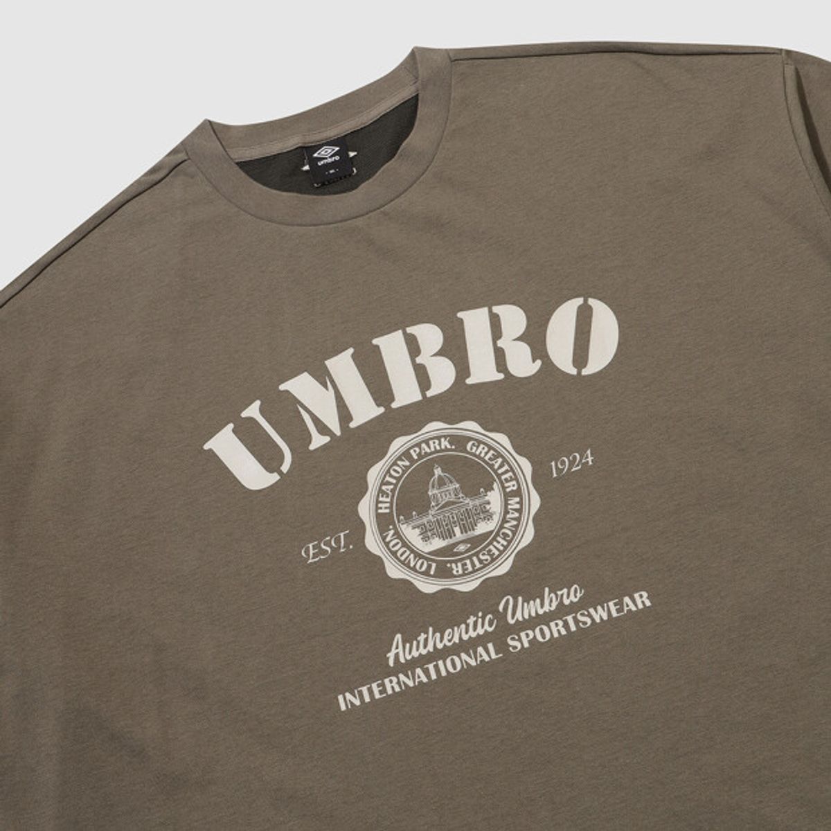엄브로(UMBRO) [COOLING] 아이스코튼 맥스핏 그래픽 반팔 티셔츠 브라운 UR221CRS64