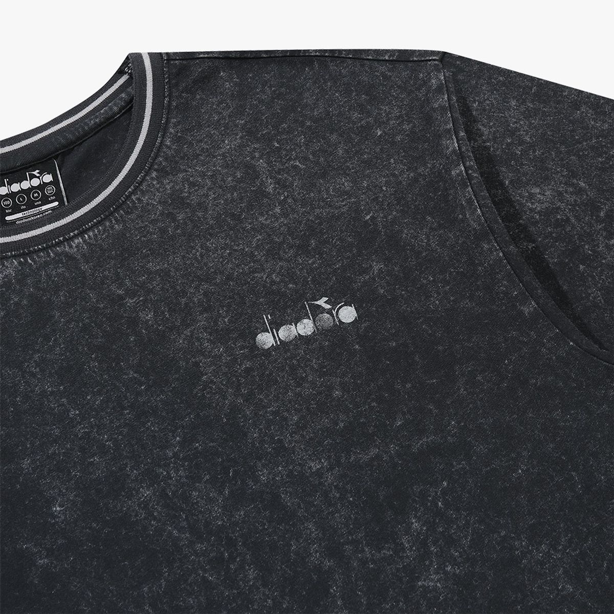 디아도라(diadora) 워싱 그래픽 반팔 티셔츠 DARK GREY